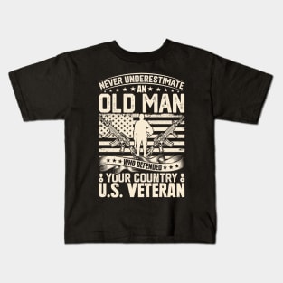 Never Understimate an Old Man who Defendet your Country U.S. Veteran Kids T-Shirt